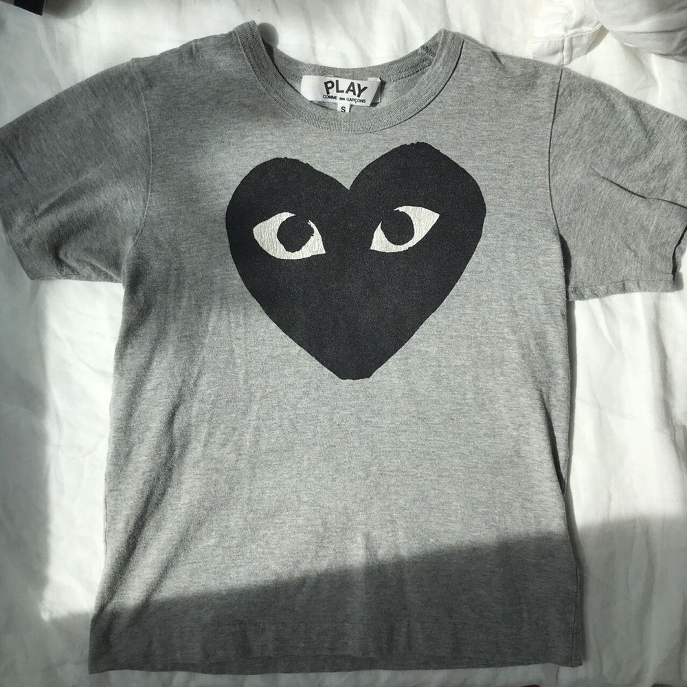 gray CDG shirt (heart eyes)